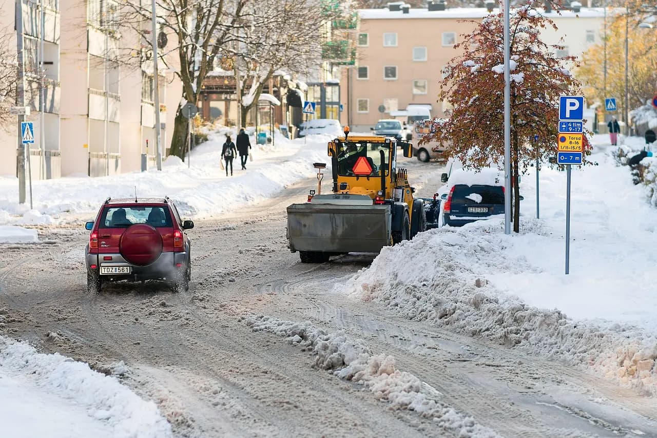Nakladač odklízí sníh z ulice