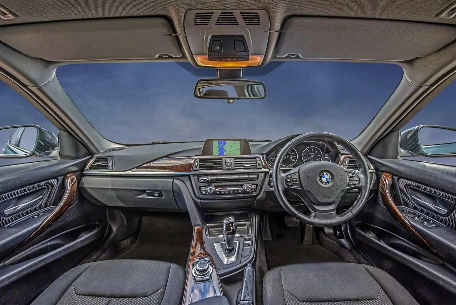 Palubní deska, středový tunel a přední sedačky automobilu