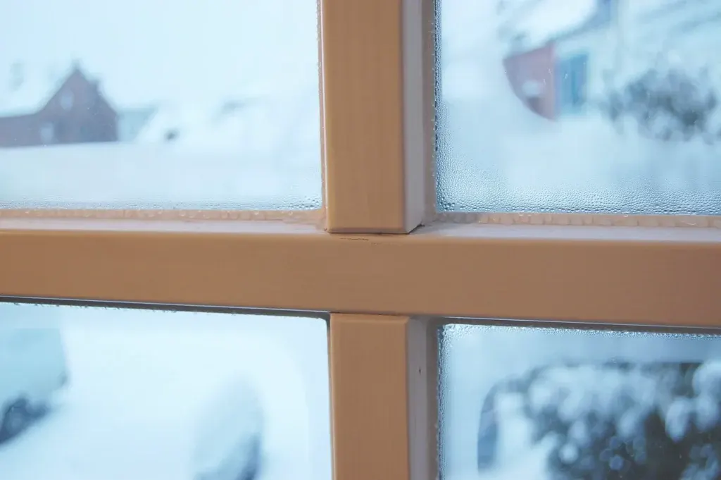 Kondenzace na sklech okna s dřevěnými příčkami