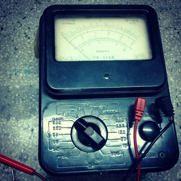 Analogový multimetr používaný k měření elektroinstalace